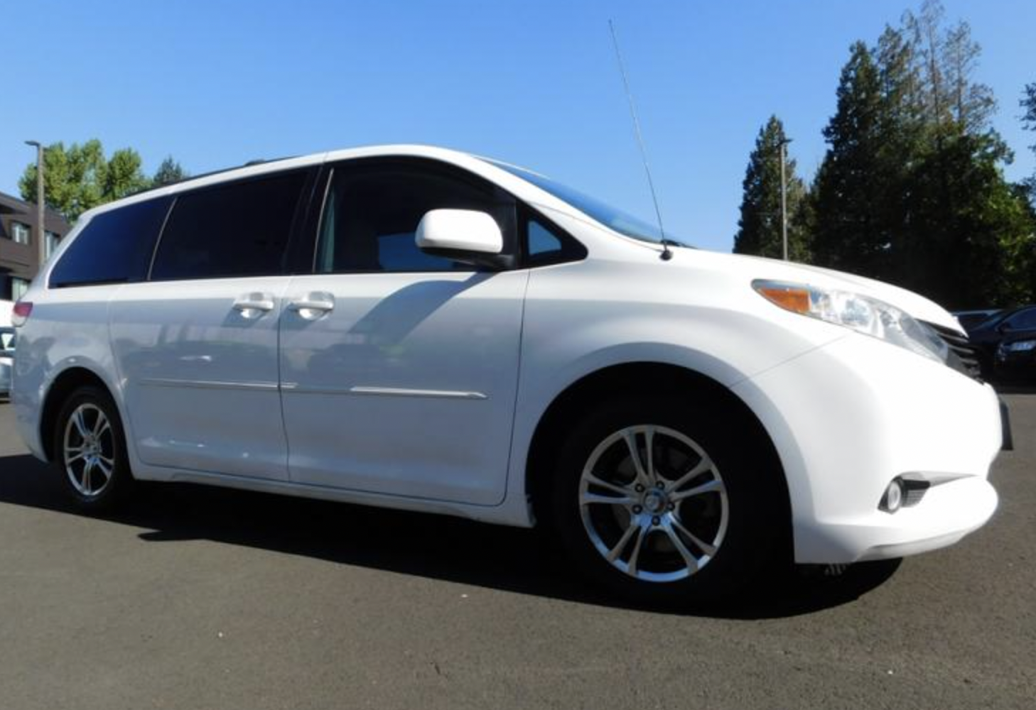 2012 Toyota Sienna XLE Minivan 4D